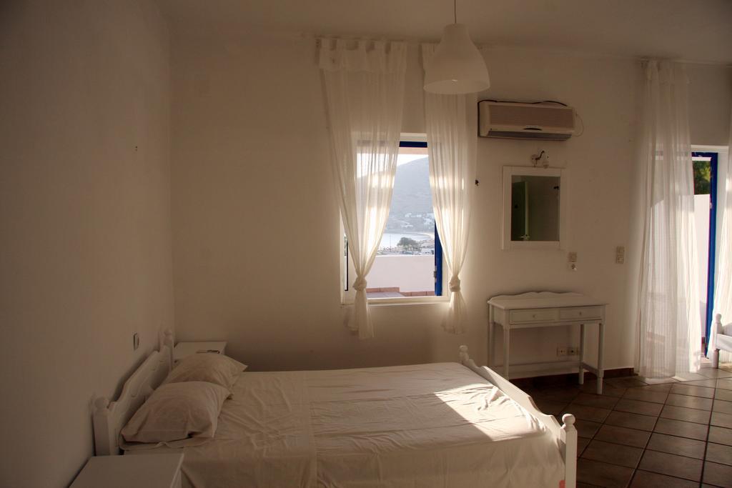 Armadoros Hotel / Ios Backpackers Kültér fotó