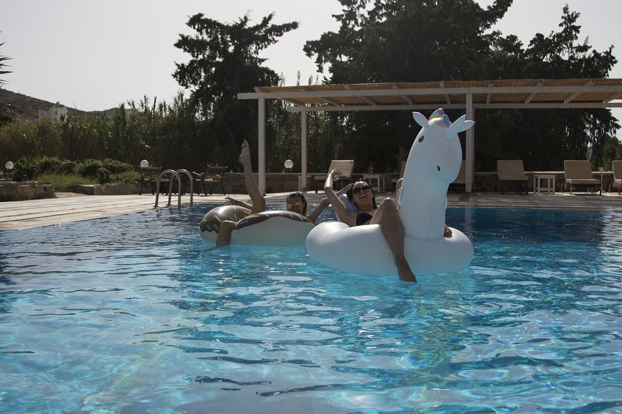 Armadoros Hotel / Ios Backpackers Kültér fotó