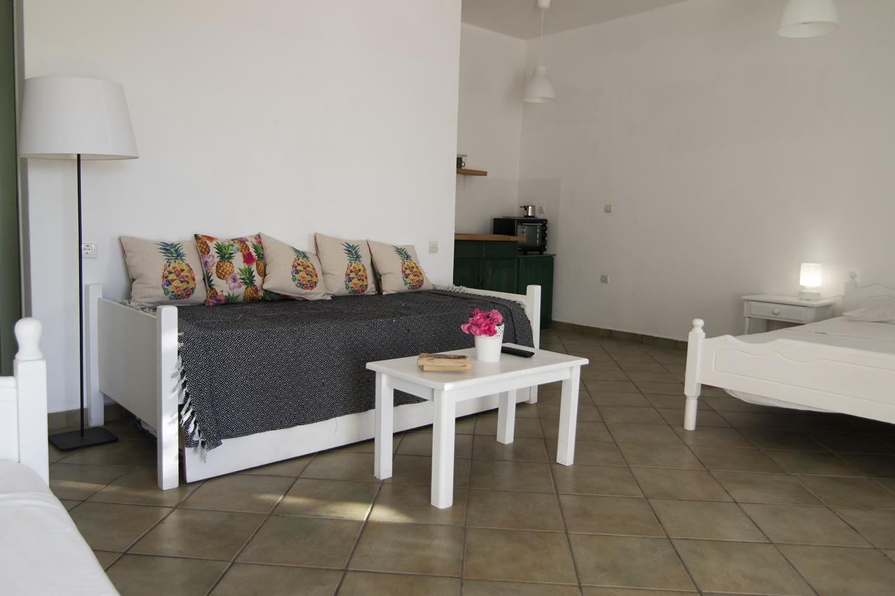 Armadoros Hotel / Ios Backpackers Kültér fotó